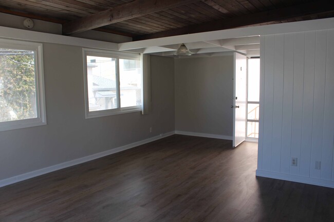 Dining Area - 125 Rosecrans Ave