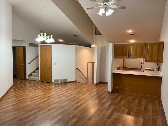 Gran vista de la sala 2 - 703 E Tin St