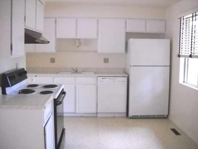 Building Photo - Spacious Bi-Level Home with Great Views