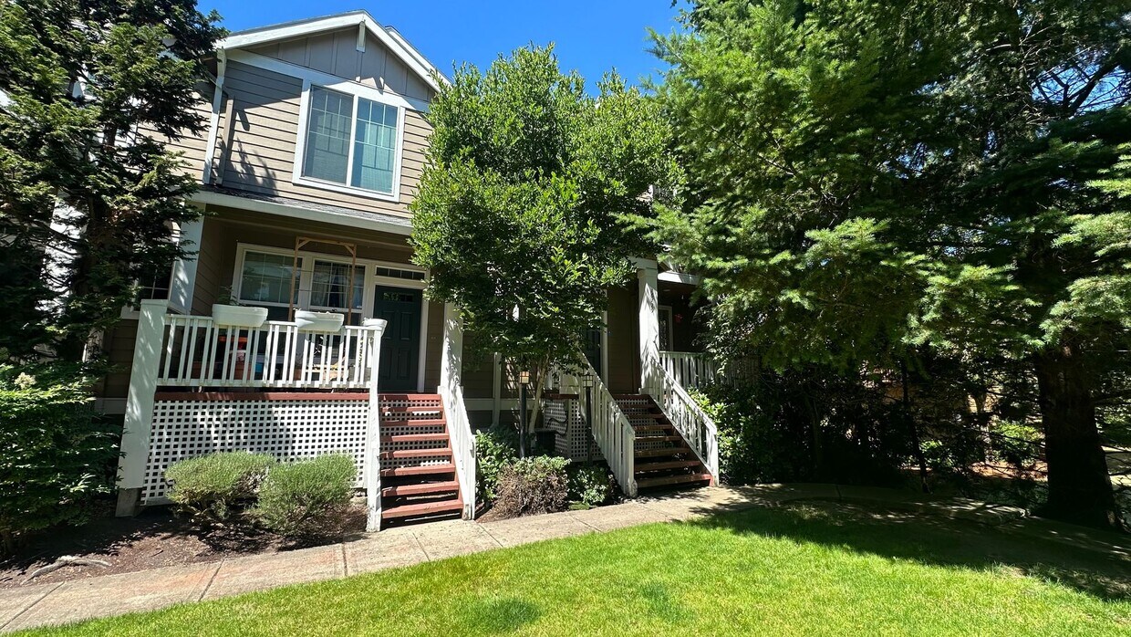 Primary Photo - Stunning End-Unit Townhouse 3 bed, 2.5 bat...