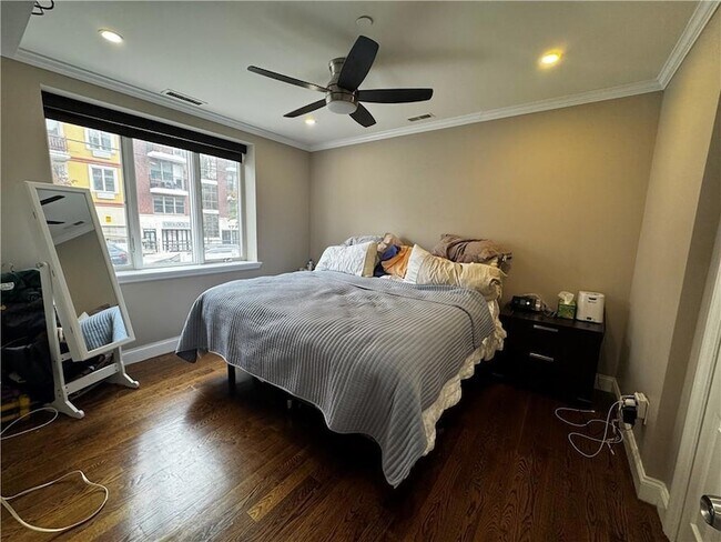 Foto del edificio - 1764 E 19th St