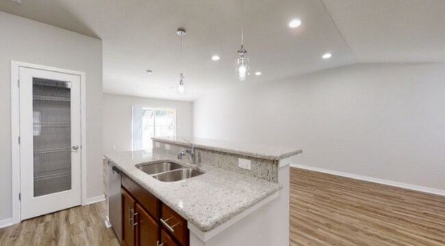 Foto del edificio - RENT SPECIAL - Upper 2 Bedroom 2 Bathroom Apartment is Available