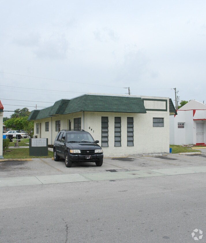 Foto del edificio - 633-641 NW 22nd Rd