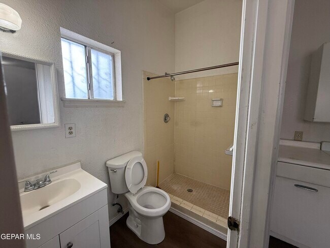 Building Photo - 1526 Yandell Dr