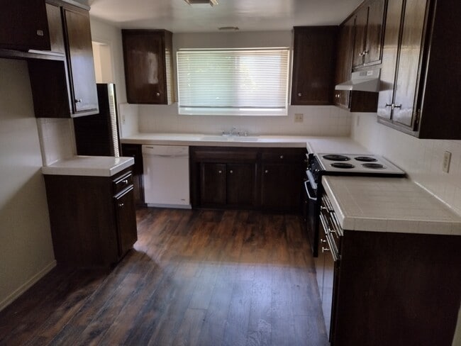 Kitchen - 131 W 64th Pl