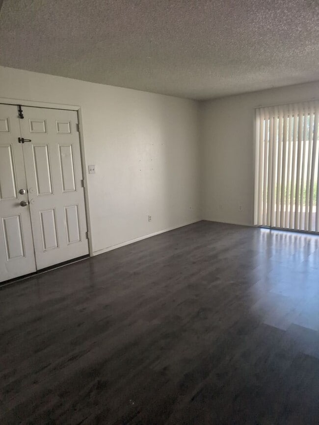 Building Photo - AVAILABLE NOW!!!