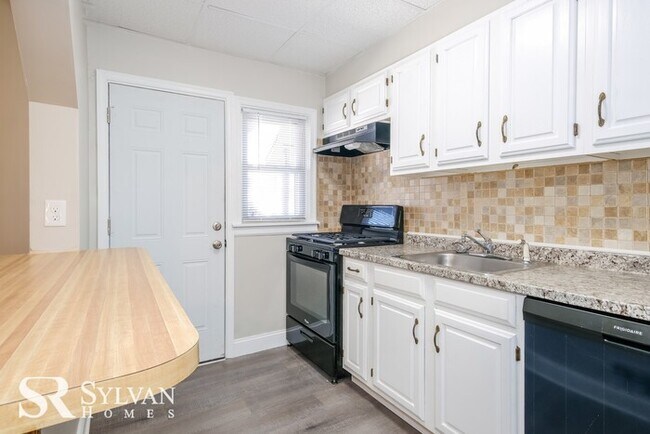 Building Photo - Come view this charming townhome