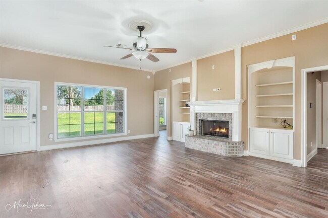 Foto del edificio - "Charming 4-Bedroom Gem with Spacious 2091...