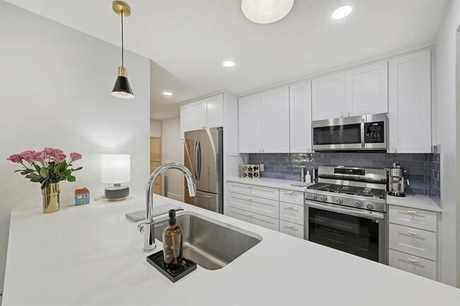 Building Photo - 702 Castle Ridge Rd