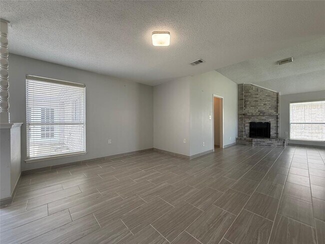 Foto del edificio - 2131 Highland Hills Dr