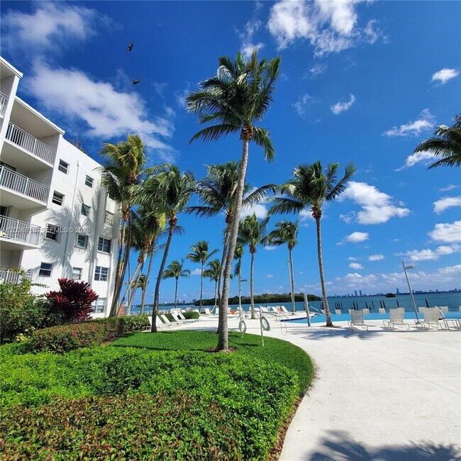 Foto del edificio - 650 NE 64th St