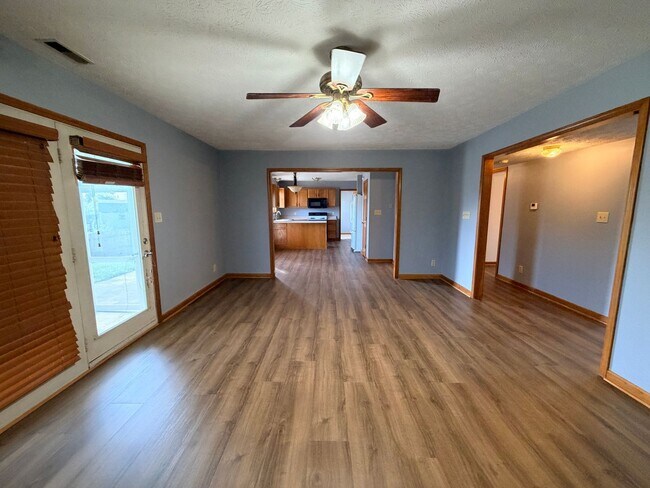 Building Photo - 705 Hummingbird Ln