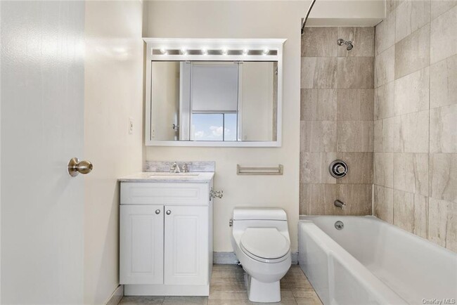 Foto del edificio - 350 W 50th St