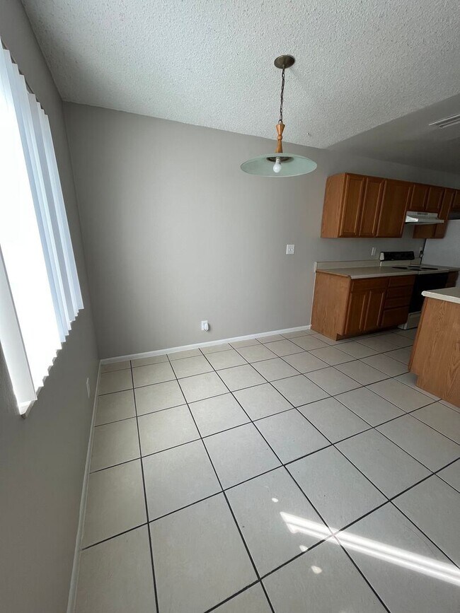 Building Photo - 2 br, 1 bath House - 808 W TIFFANY DR #3