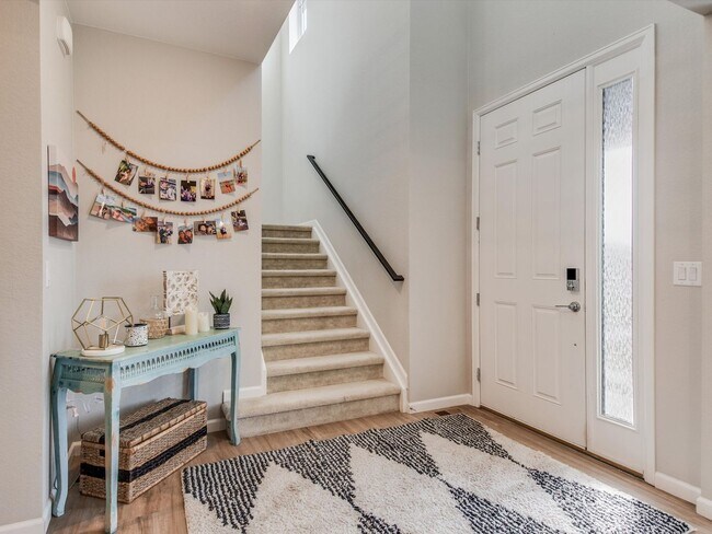 Building Photo - Spacious 4 Bedroom Maintenance Free Home i...