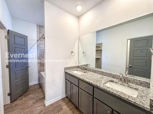 Building Photo - 2203 Hornbeam St