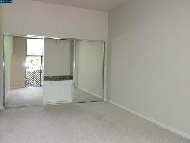 Foto del edificio - 310 N Civic Dr