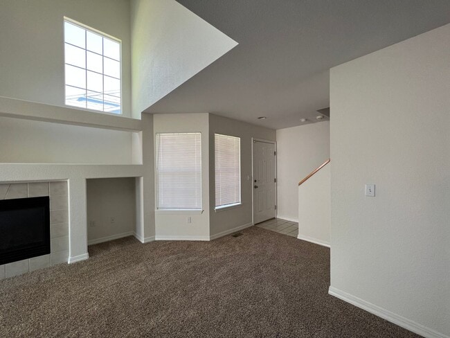 Building Photo - Charming 2 Bed/1.5 Townhome in Fabulous Longmont Location!