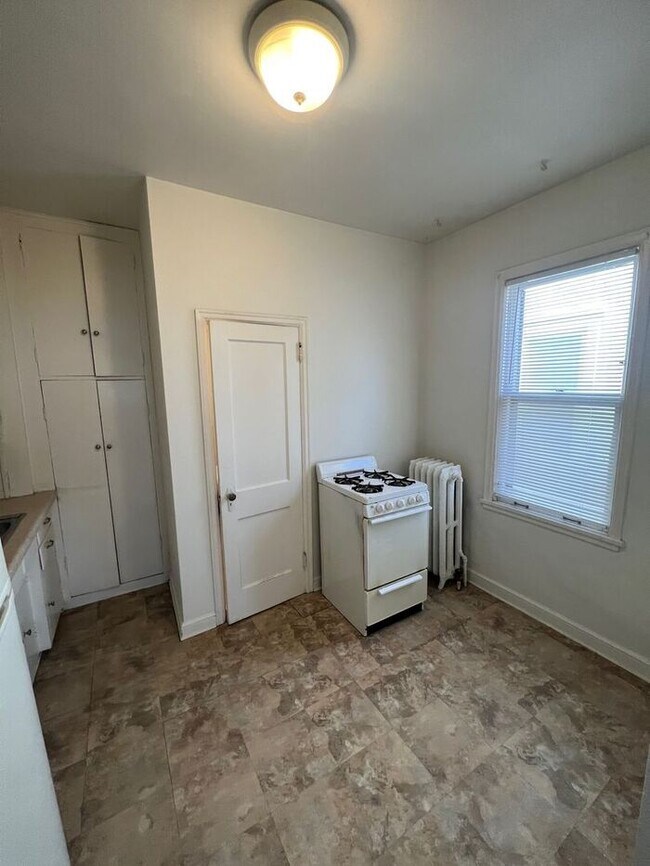 Building Photo - Bright Main Floor Studio on Grand Avenue, ...
