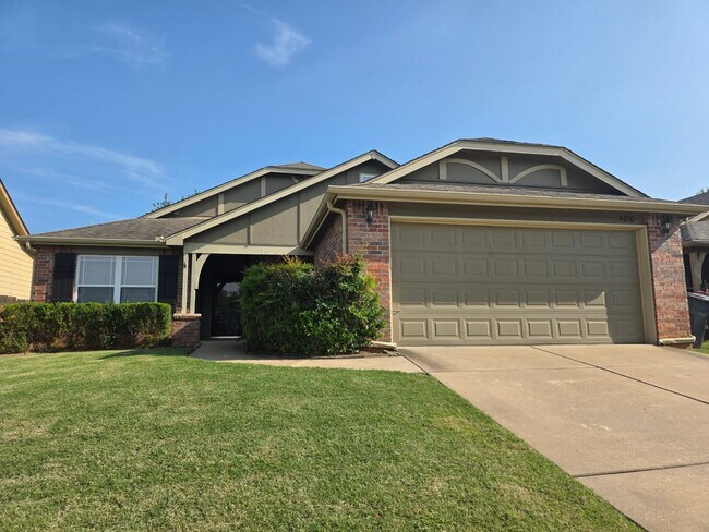 Foto del edificio - Beautiful home offers open floor plan with...