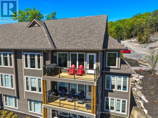 Building Photo - 2 Tree Tops Ln