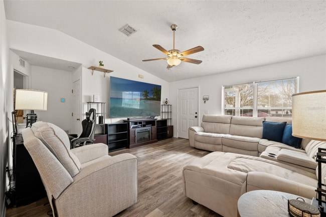 Building Photo - 6621 W Robin Ln