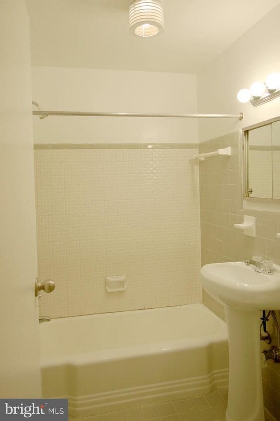 10201 Grosvenor Pl Unit 1614, Rockville, MD 20852 Condo for Rent in