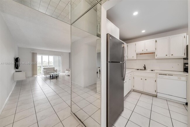 Building Photo - 950 Hillcrest Dr