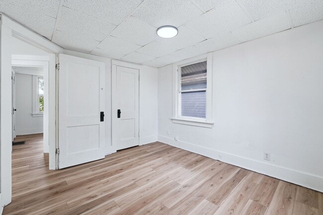 Building Photo - 3 BR - Classic Charm Meets Modern Living