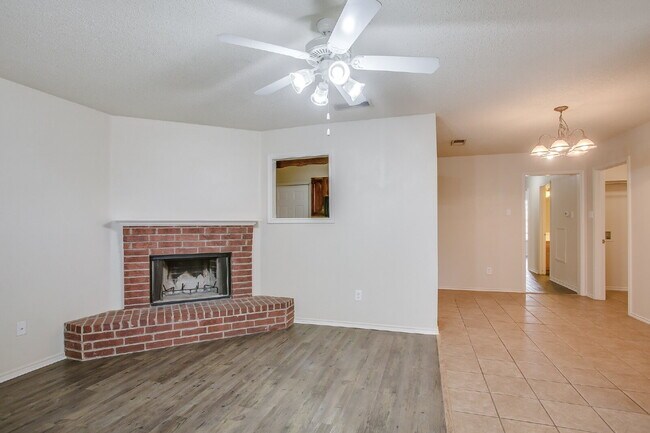 Building Photo - Adorable 3/2/2 in Cooper!