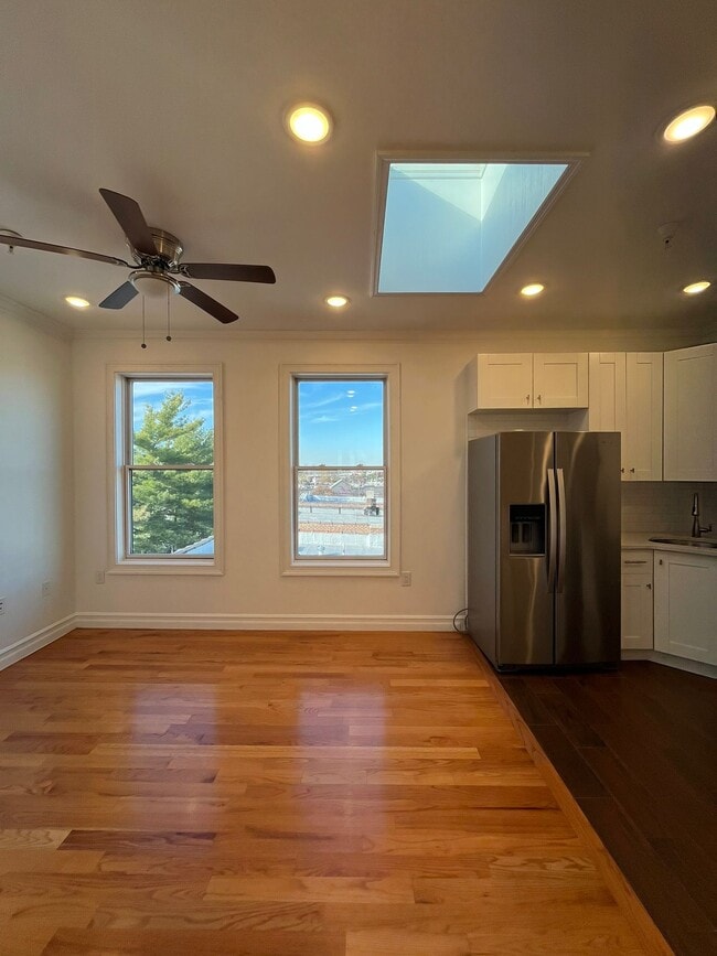 Foto del edificio - 373 Danforth Ave