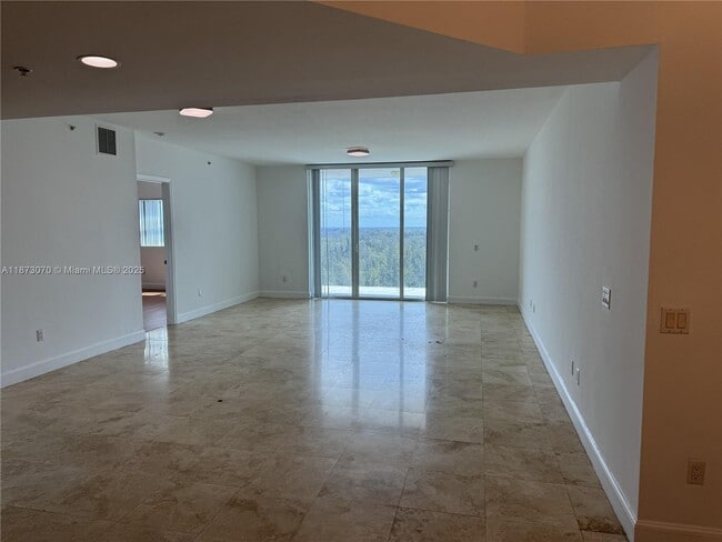 Foto del edificio - 15051 Royal Oaks Ln