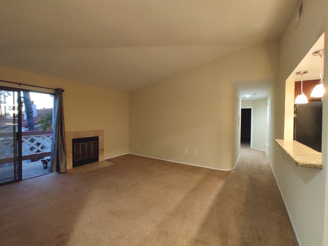 Salón con techo alto y chimenea. - 9428 Twin Trails Dr