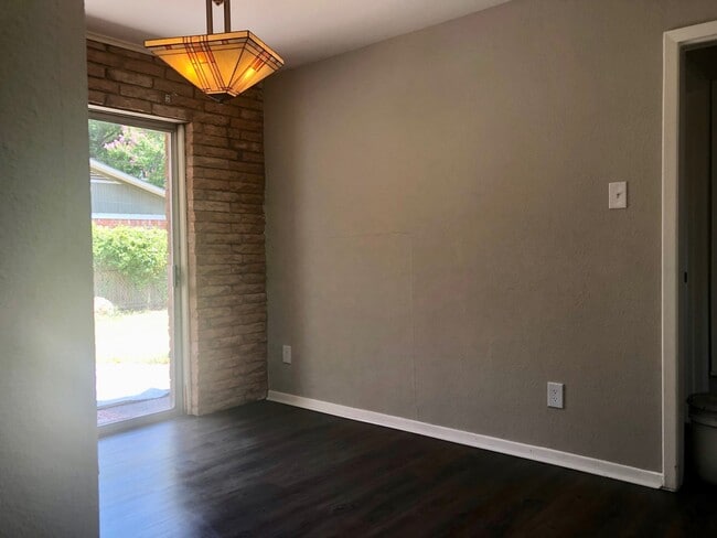Building Photo - 4 Bedroom / 2 Bath / 2 Car Garage
