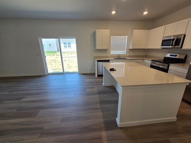 Building Photo - Brand New, never lived in 4 bedroom home i...