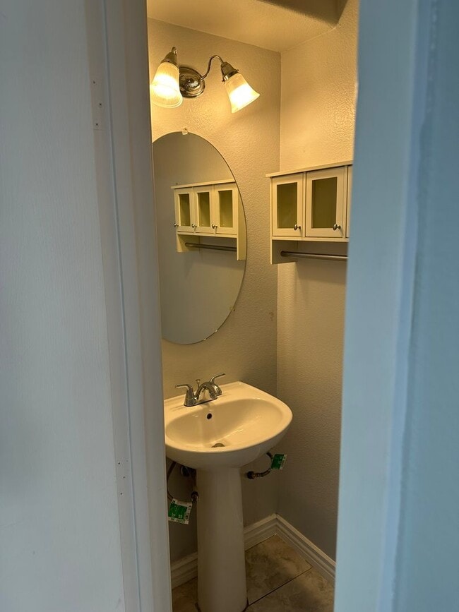 Foto del edificio - SE!!! 4 Bedrooms!! Master Downstairs!! No Carpet!! Synthetic Grass front and back!!