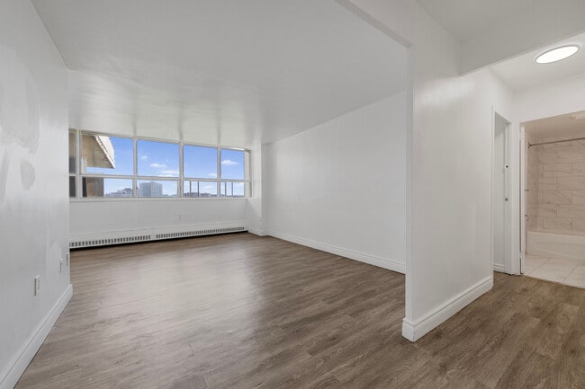 Building Photo - 65 Thorncliffe Park Dr