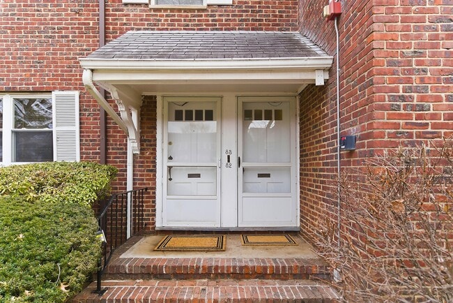 Foto del edificio - 83 Manor Dr