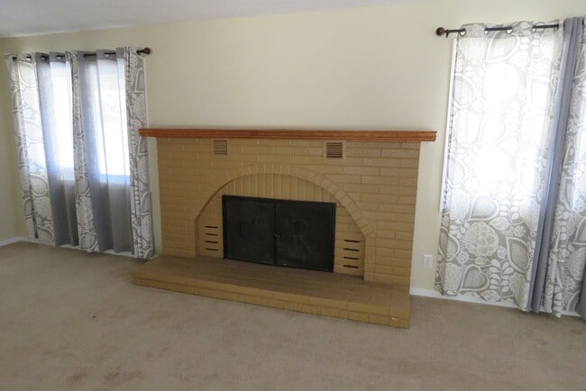 Building Photo - Sweet home in quiet neighborhood!