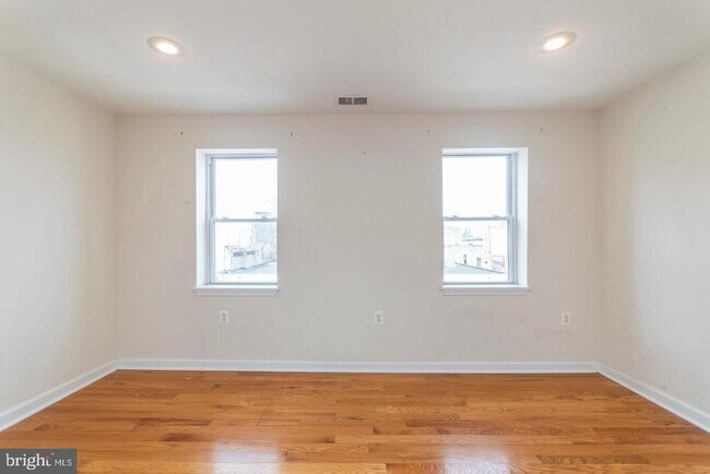 Foto del edificio - 2606 W Girard Ave