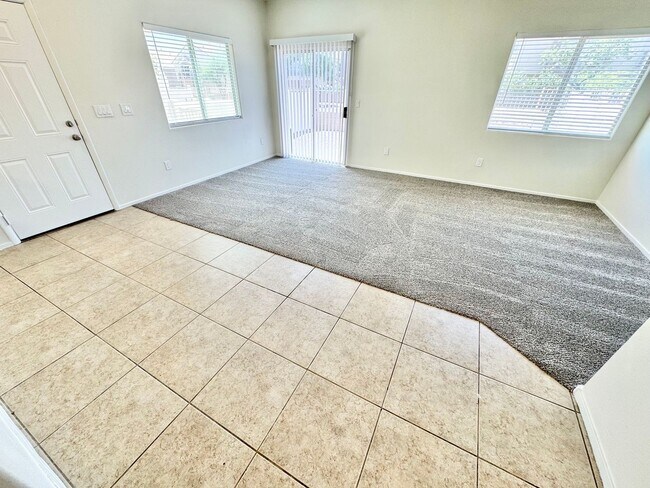 Foto del edificio - BEAUTIFULLY UPDATED SOUTHWEST LAS VEGAS TOWNHOME WITH NEW KITCHEN AND FLOORING