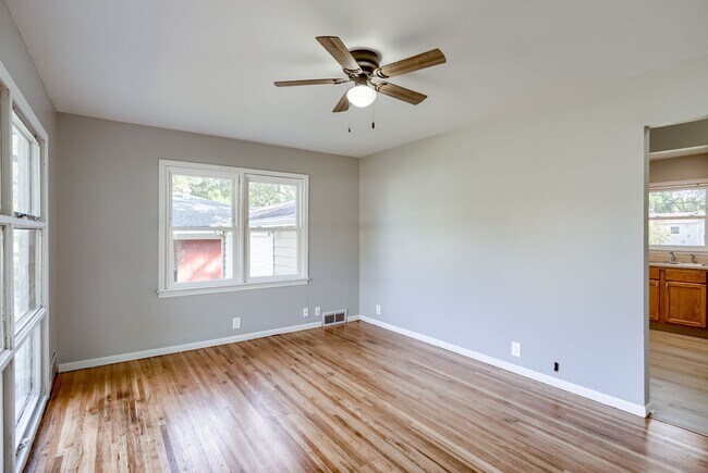 Building Photo - 2 Bedroom With Oversized Garage & Prime Lo...
