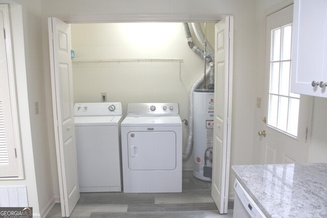 Building Photo - 1233 Sweet Pine Dr