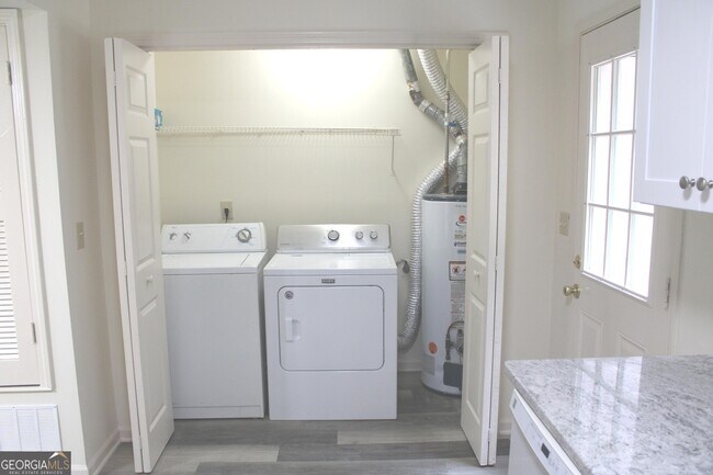 Foto del edificio - 1233 Sweet Pine Dr