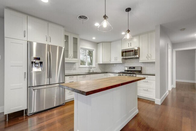 Building Photo - 1600 Ashberry Dr