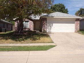 Building Photo - 2612 Sierra Dr