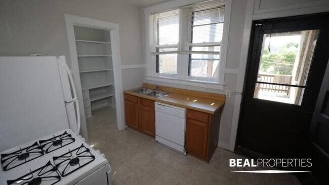 Building Photo - 2 bedroom in CHICAGO IL 60657
