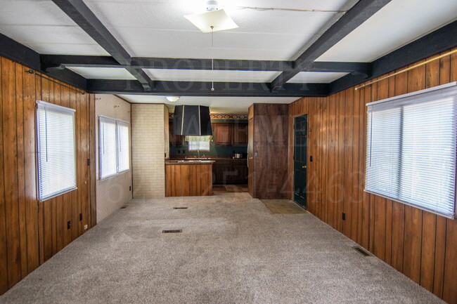 Building Photo - 3 Bedroom 2 Bath