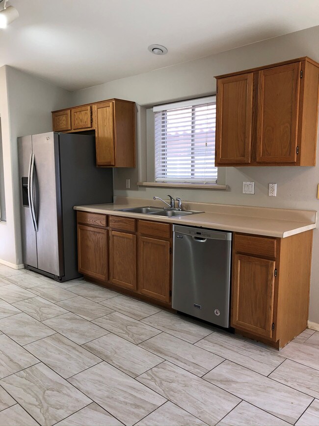 Building Photo - 1180 W Lark Dr