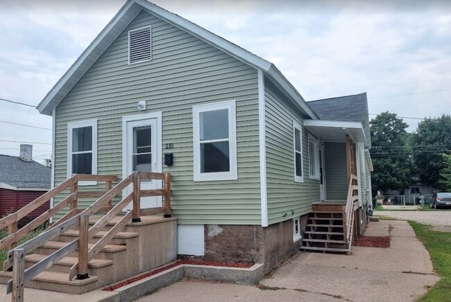 Building Photo - 210 N 15th St